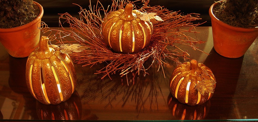 The sofa table pumpkins